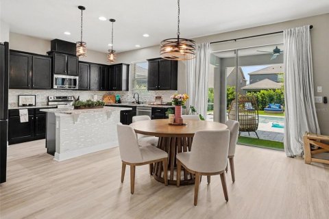 House in Winter Garden, Florida 4 bedrooms, 263.84 sq.m. № 2231636 - photo 9