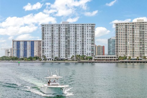 Condo in Sunny Isles Beach, Florida, 1 bedroom  № 2082341
