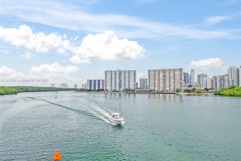 Condo in Sunny Isles Beach, Florida, 1 bedroom  № 2082341 - photo 22