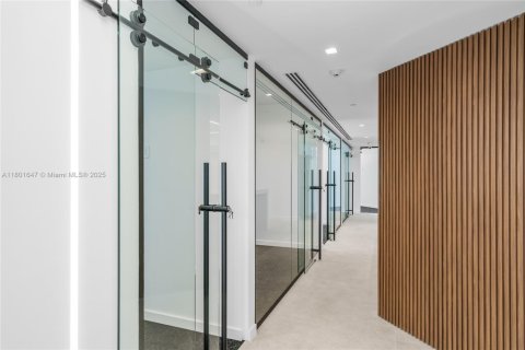 Propiedad comercial en venta en Miami, Florida № 2012613 - foto 5