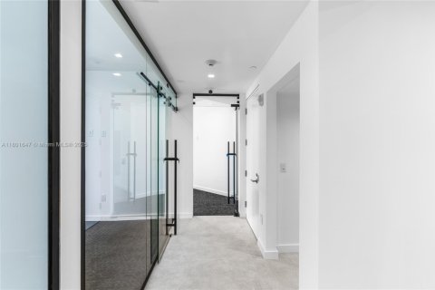 Propiedad comercial en venta en Miami, Florida № 2012613 - foto 6