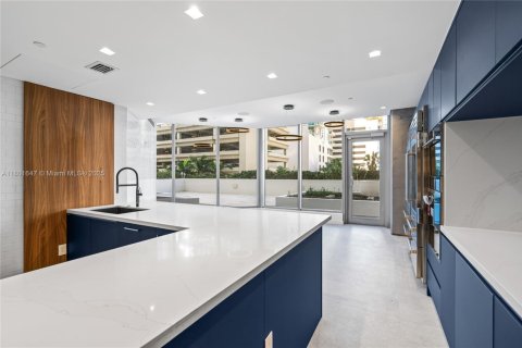 Propiedad comercial en venta en Miami, Florida № 2012613 - foto 11