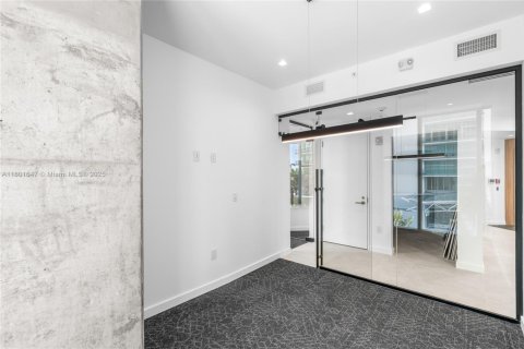 Propiedad comercial en venta en Miami, Florida № 2012613 - foto 27