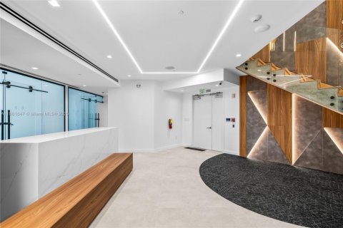 Propiedad comercial en venta en Miami, Florida № 2012613 - foto 19
