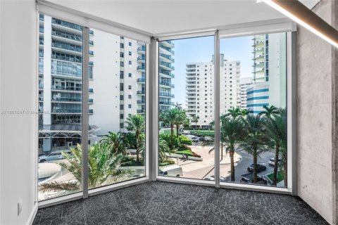 Propiedad comercial en venta en Miami, Florida № 2012613 - foto 23