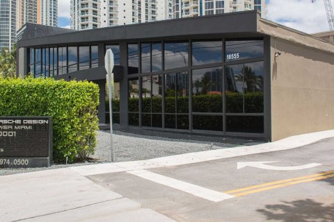 Apartment in PORSCHE DESIGN TOWER in Sunny Isles Beach, Florida 3 bedrooms, 295 sq.m. № 62531 - photo 1