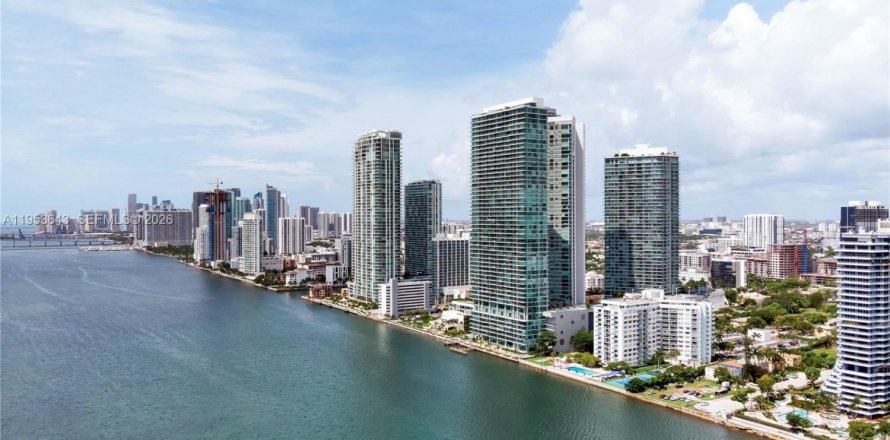 Condo à Miami, Floride, 3 chambres  № 2008152