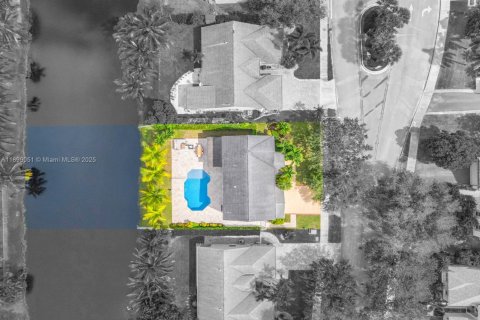 House in Cooper City, Florida 5 bedrooms, 249.54 sq.m. № 1951409 - photo 2