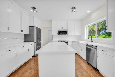 House in Cooper City, Florida 5 bedrooms, 249.54 sq.m. № 1951409 - photo 15