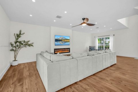 House in Cooper City, Florida 5 bedrooms, 249.54 sq.m. № 1951409 - photo 10