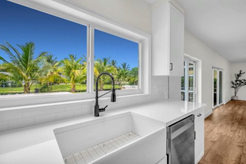 House in Cooper City, Florida 5 bedrooms, 249.54 sq.m. № 1951409 - photo 17