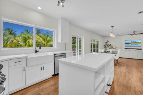 House in Cooper City, Florida 5 bedrooms, 249.54 sq.m. № 1951409 - photo 14