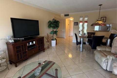 Condo in Hollywood, Florida, 2 bedrooms  № 2082895 - photo 7