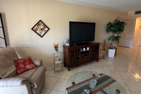 Condo in Hollywood, Florida, 2 bedrooms  № 2082895 - photo 11