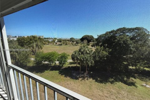 Condo in Hollywood, Florida, 2 bedrooms  № 2082895 - photo 13