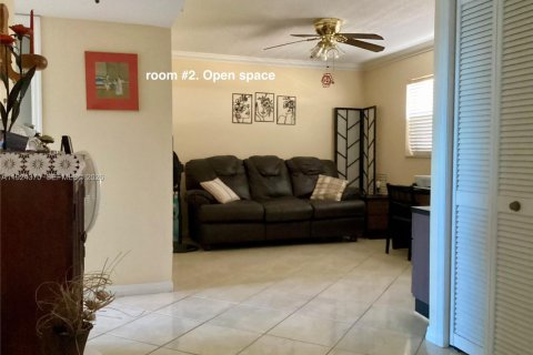 Condo in Hollywood, Florida, 2 bedrooms  № 2082895 - photo 9