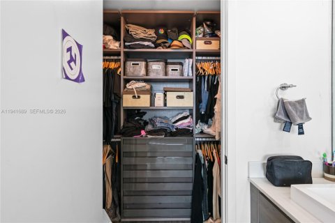 Condominio en alquiler en Miami, Florida, 3 dormitorios, 142.14 m2 № 2060133 - foto 8