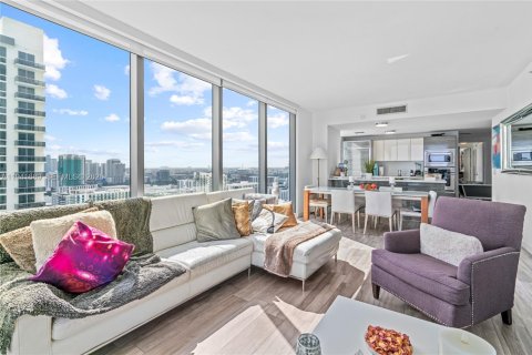 Condominio en alquiler en Miami, Florida, 3 dormitorios, 142.14 m2 № 2060133 - foto 2
