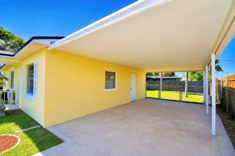 House in Lake Wales, Florida 2 bedrooms, 74.88 sq.m. № 2210161 - photo 10
