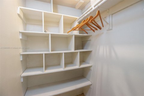 Appartement à louer à Hallandale Beach, Floride: 2 chambres, 75.44 m2 № 1929081 - photo 13