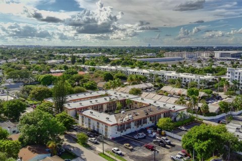 Appartement à louer à Hallandale Beach, Floride: 2 chambres, 75.44 m2 № 1929081 - photo 5