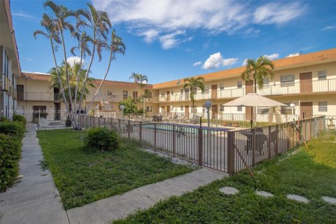 Appartement à louer à Hallandale Beach, Floride: 2 chambres, 75.44 m2 № 1929081 - photo 14