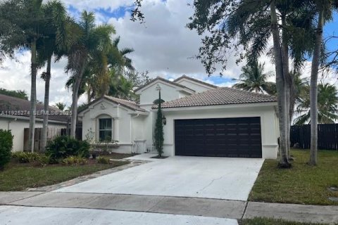 House in Pembroke Pines, Florida 3 bedrooms, 153.1 sq.m. № 1986340