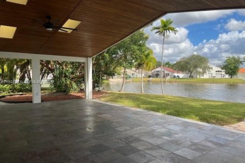 House in Pembroke Pines, Florida 3 bedrooms, 153.1 sq.m. № 1986340 - photo 5