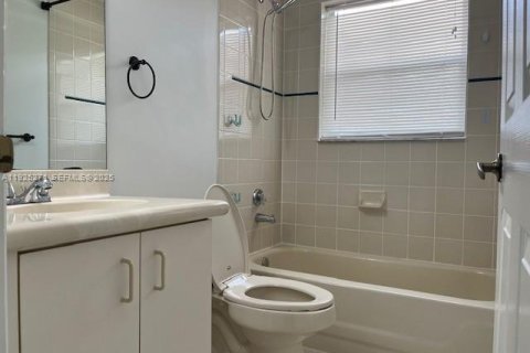 House in Pembroke Pines, Florida 3 bedrooms, 153.1 sq.m. № 1986340 - photo 23