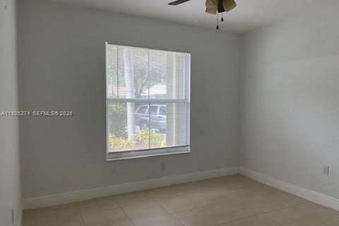 House in Pembroke Pines, Florida 3 bedrooms, 153.1 sq.m. № 1986340 - photo 18