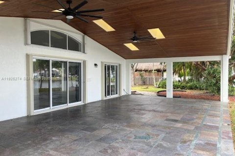 House in Pembroke Pines, Florida 3 bedrooms, 153.1 sq.m. № 1986340 - photo 7