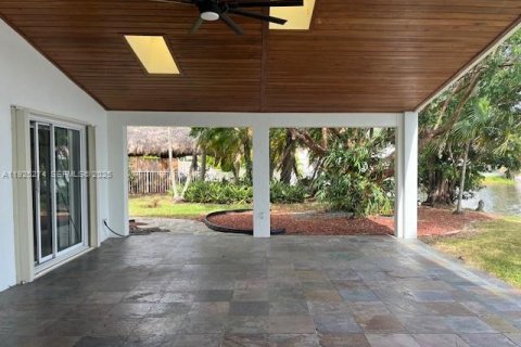 House in Pembroke Pines, Florida 3 bedrooms, 153.1 sq.m. № 1986340 - photo 6