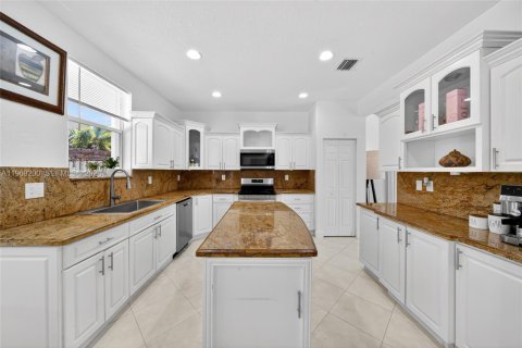 House in Cutler Bay, Florida 4 bedrooms, 272.58 sq.m. № 2030290 - photo 23