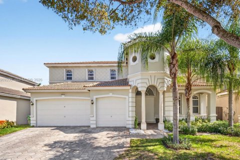 House in Cutler Bay, Florida 4 bedrooms, 272.58 sq.m. № 2030290