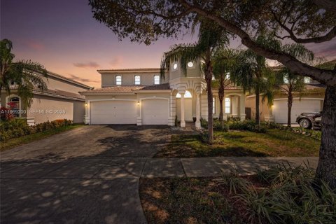 House in Cutler Bay, Florida 4 bedrooms, 272.58 sq.m. № 2030290 - photo 2