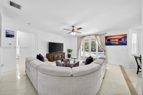 House in Cutler Bay, Florida 4 bedrooms, 272.58 sq.m. № 2030290 - photo 18