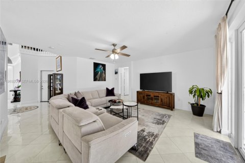 House in Cutler Bay, Florida 4 bedrooms, 272.58 sq.m. № 2030290 - photo 17