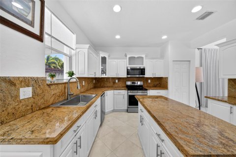 House in Cutler Bay, Florida 4 bedrooms, 272.58 sq.m. № 2030290 - photo 29