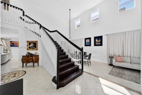 House in Cutler Bay, Florida 4 bedrooms, 272.58 sq.m. № 2030290 - photo 9