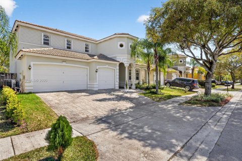 House in Cutler Bay, Florida 4 bedrooms, 272.58 sq.m. № 2030290 - photo 3