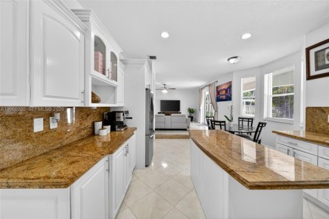 House in Cutler Bay, Florida 4 bedrooms, 272.58 sq.m. № 2030290 - photo 25