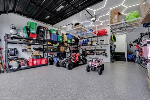 House in Miami, Florida 4 bedrooms, 222.13 sq.m. № 2066149 - photo 16