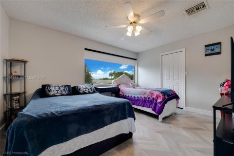 House in Miami, Florida 4 bedrooms, 222.13 sq.m. № 2066149 - photo 15