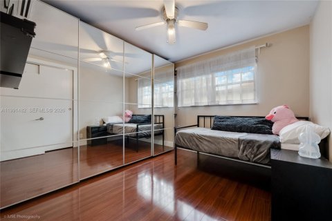 House in Miami, Florida 4 bedrooms, 222.13 sq.m. № 2066149 - photo 8