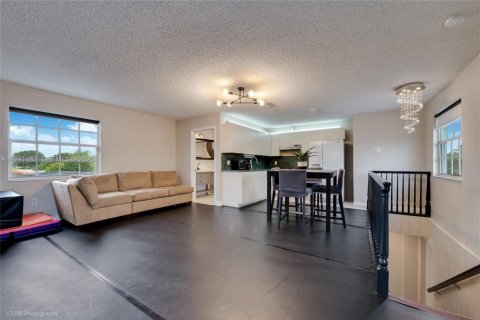 House in Miami, Florida 4 bedrooms, 222.13 sq.m. № 2066149 - photo 14