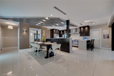 House in Miami, Florida 4 bedrooms, 222.13 sq.m. № 2066149 - photo 6