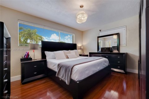 House in Miami, Florida 4 bedrooms, 222.13 sq.m. № 2066149 - photo 5
