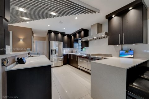 House in Miami, Florida 4 bedrooms, 222.13 sq.m. № 2066149 - photo 3