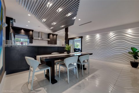 House in Miami, Florida 4 bedrooms, 222.13 sq.m. № 2066149 - photo 12