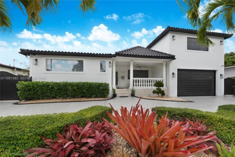 House in Miami, Florida 4 bedrooms, 222.13 sq.m. № 2066149